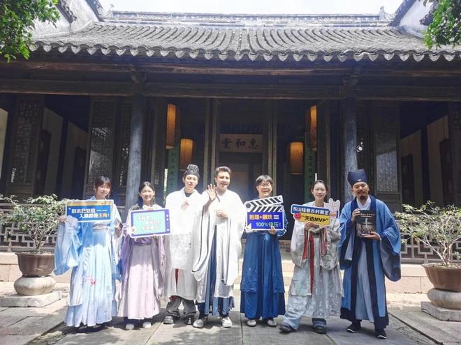 太燃！白天逛摊听民谣入夜追萤火蹦迪j9九游会登录“五一”苏州太湖东山(图1)